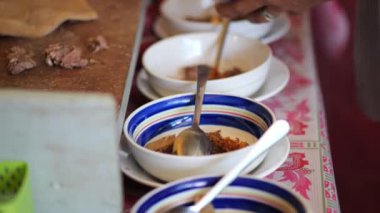 Coto Makassar Geleneksel Et Çorbası Hazırlayan Tedarikçi. Coto Makassar, Güney Sulawesi, Makassar 'dan geleneksel yemek. Biftekle karıştırılmış sığır sakatatından yapılır, özel formüle edilmiş baharatlarla tatlandırılır..
