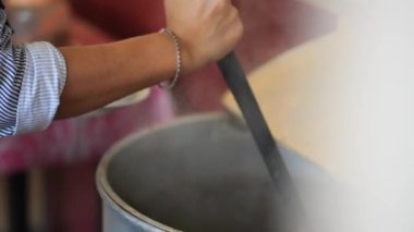 Coto Makassar Geleneksel Et Çorbası Hazırlayan Tedarikçi. Coto Makassar, Güney Sulawesi, Makassar 'dan geleneksel yemek. Biftekle karıştırılmış sığır sakatatından yapılır, özel formüle edilmiş baharatlarla tatlandırılır..