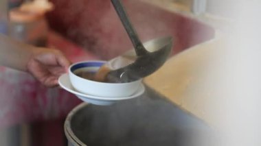 Coto Makassar Geleneksel Et Çorbası Hazırlayan Tedarikçi. Coto Makassar, Güney Sulawesi, Makassar 'dan geleneksel yemek. Biftekle karıştırılmış sığır sakatatından yapılır, özel formüle edilmiş baharatlarla tatlandırılır..