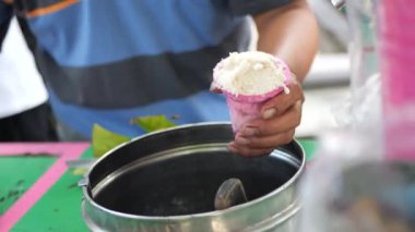 Es Puter Solo satıcısı müşteriye servis yapıyor. Geleneksel Java hindistancevizli dondurma, pandan erişteli jöle ve meyveli dondurma..