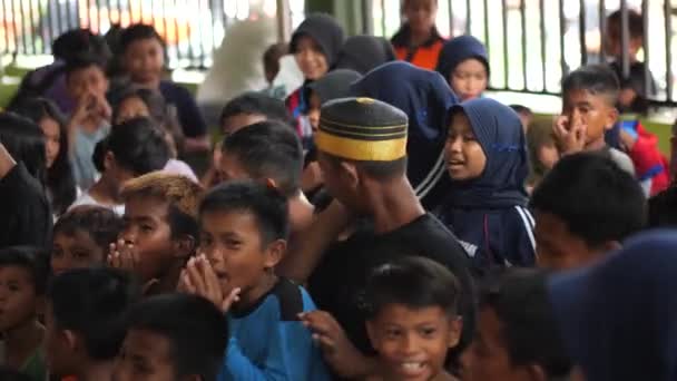インドネシア タラカン 8月12 2023 インドネシアのタラカンで8月12日 インドネシアの子供たちが一緒に歌って踊る — ストック動画
