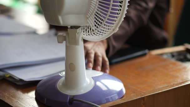 Рука Індонезійки Вмикає Сучасний Вентилятор Адаптуючись Високих Температур Офісі — стокове відео