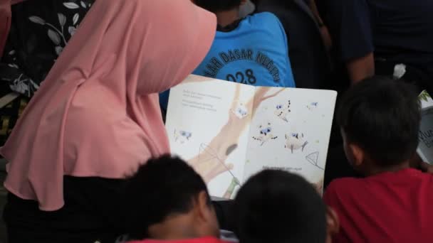 Tarakan Indonesia 08122023 Voluntario Alfabetización Indonesio Que Realiza Actividades Lectura — Vídeos de Stock