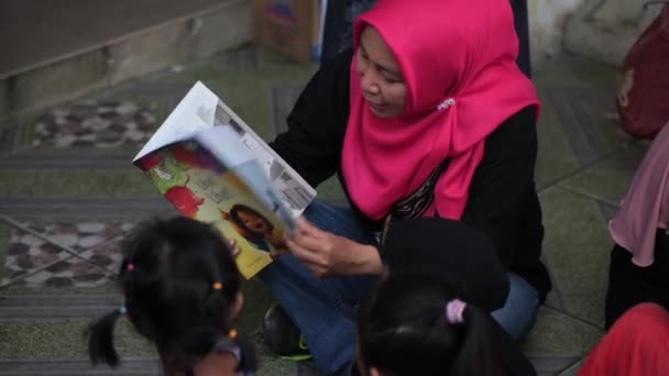 Tarakan Indonesia 08122023 Voluntario Alfabetización Indonesio Que Realiza Actividades Lectura — Vídeos de Stock