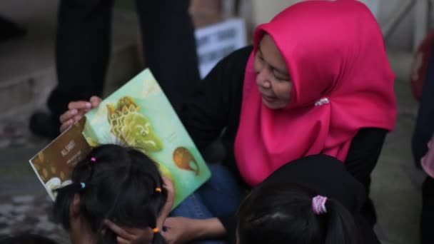 Tarakan Endonezya 08122023 Endonezyalı Bir Okur Yazarlık Gönüllüsü Çocuklarla Okuma — Stok video