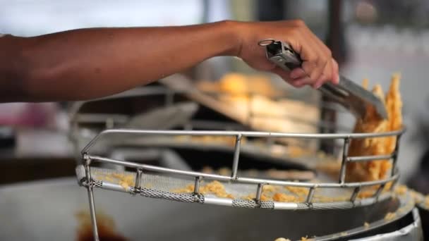 Indonesisk Street Food Vendor Matlagning Indonesiska Crispy Banana Fritters Gatan — Stockvideo
