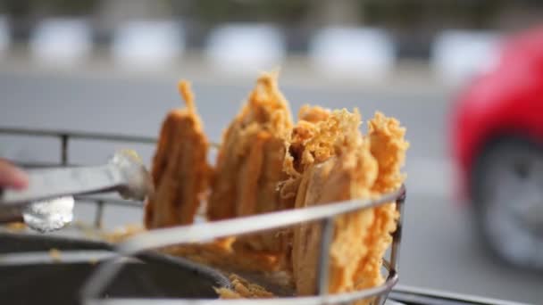 Indonesische Straatvoedsel Verkoper Koken Indonesische Crispy Banana Fritters Straat Straatvoedsel — Stockvideo