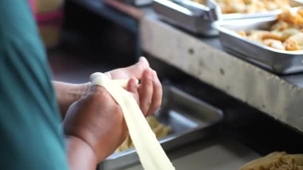 Vendedor Ambulante Indonesio Preparando Pisang Molen Envoltura Pastelería Plátano Frito — Vídeos de Stock