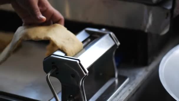 Indonezyjski Sprzedawca Uliczny Przygotowujący Pisang Molen Smażone Bananowe Opakowanie Ciasta — Wideo stockowe