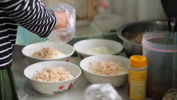 チキン粥の販売人やTukang Bubur Ayamは 顧客やペランガンのための彼の食事を準備しています マレーシアの伝統料理 ブバー アーアム チキン ポリッジ 塩卵の白い粥で構成されています — ストック動画
