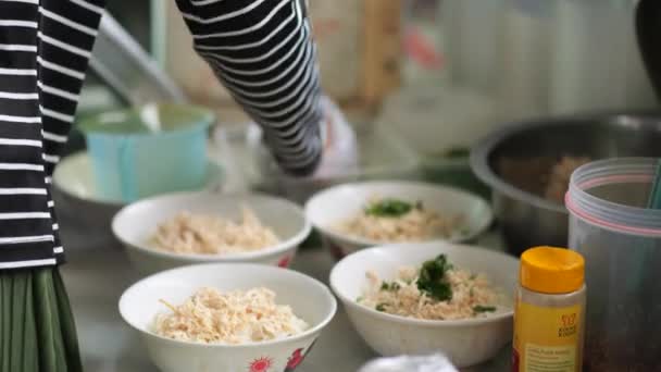 チキン粥の販売人やTukang Bubur Ayamは 顧客やペランガンのための彼の食事を準備しています マレーシアの伝統料理 ブバー アーアム チキン ポリッジ 塩卵の白い粥で構成されています — ストック動画