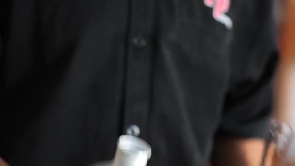 印度尼西亚 塔拉坎 07172023 印度尼西亚人的一只手 用瓶子装香水 售货员灌满香水瓶 — 图库视频影像