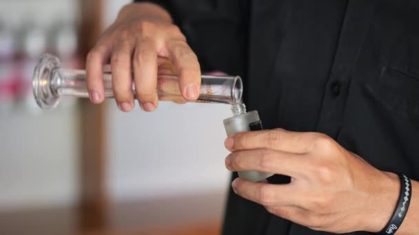 Індонезійська Рука Заповнює Парфуми Пляшці Роздрібна Пляшка Парфумами — стокове відео