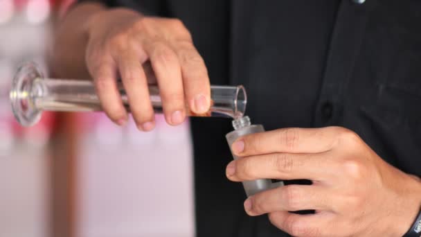 印度尼西亚人的一只手把香水装进瓶子里售货员灌满香水瓶 — 图库视频影像