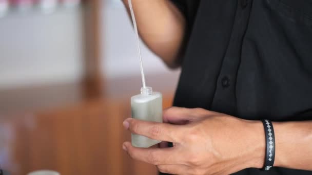 Şişeye Parfüm Dolduran Endonezyalı Bir Satıcı Parfüm Şişesini Dolduruyor — Stok video