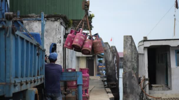 Tarakan Endonezya 2023 Sıvı Petrolium Gaz Silindirlerini Kaldıran Işçilerin Tengkayu — Stok video