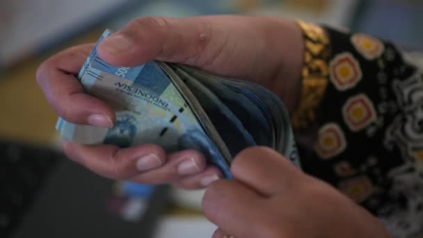印度尼西亚 塔拉坎 2023 商人手里拿着钱 商人手里拿着卢比 男人在数纸钱 有选择的重点 — 图库视频影像