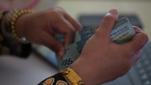 Tarakan Indonesia 2023 Hombre Negocios Cuenta Dinero Las Manos Hombre — Vídeo de stock