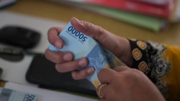 印度尼西亚 塔拉坎 2023 商人手里拿着钱 商人手里拿着卢比 男人在数纸钱 有选择的重点 — 图库视频影像
