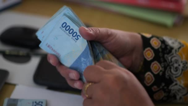 Таракан Индонезия 2023 Бизнесмен Считает Деньги Руках Бизнесмен Считает Рупию — стоковое видео