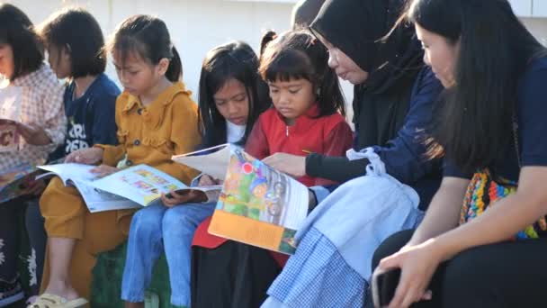 Tarakan Indonesia 07272023 Indonesian Literacy Volunteer Doing Reading Activity Children — Stock Video