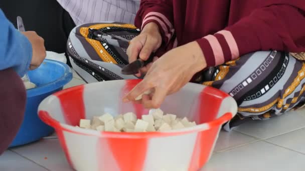 Приготування Веганської Страви Кухарі Ручної Порізки Сиру Тофу Ножем — стокове відео