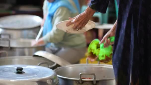 在印度尼西亚的塔拉坎 提顿部落妇女正在准备西拉粥 向印度尼西亚塔拉坎的Muharram人民分发传统的Asyura粥 — 图库视频影像
