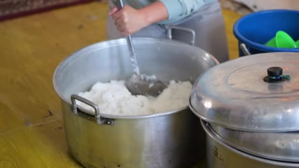 在印度尼西亚的塔拉坎 提顿部落妇女正在准备西拉粥 向印度尼西亚塔拉坎的Muharram人民分发传统的Asyura粥 — 图库视频影像