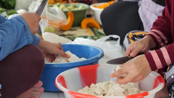 Preparando Refeição Vegan Chefs Mão Corte Queijo Tofu Com Faca — Vídeo de Stock