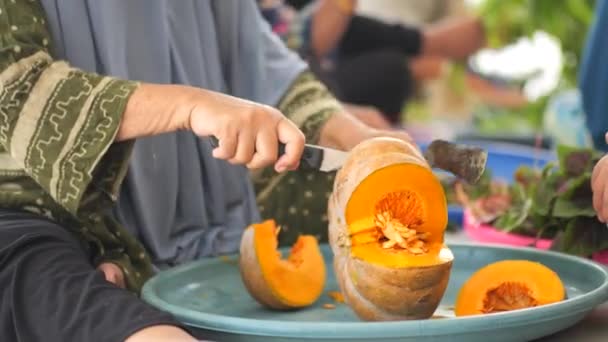 Руки Літньої Індонезійки Розрізали Гарбуз Під Час Спільного Приготування Їжі — стокове відео