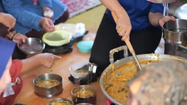 Tidung Tribe Women Distributing Asyura Porridge Tarakan Indonesia Making Traditional — Stock Video
