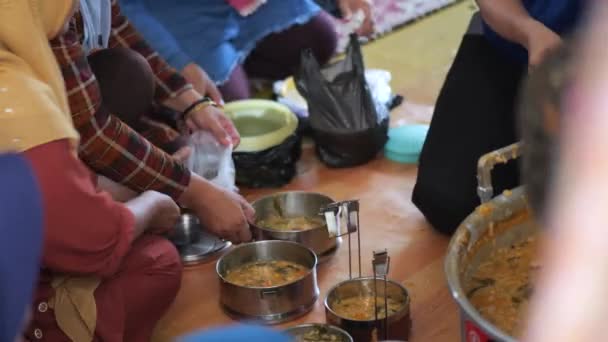 在印度尼西亚塔拉坎分发Asyura粥的Tidung部落妇女 向印度尼西亚塔拉坎的Muharram人民分发传统的Asyura粥 — 图库视频影像