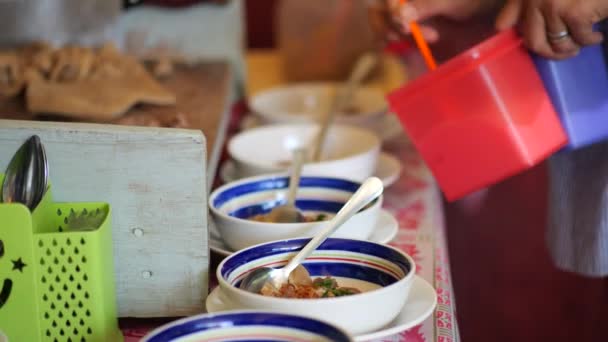 Sprzedawca Przygotowuje Coto Makassar Tradycyjna Zupa Wołowa Coto Makassar Tradycyjne — Wideo stockowe