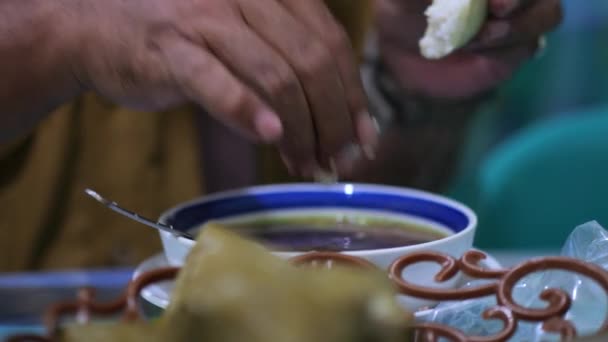 コトマカッサルの伝統的な牛肉のスープを食べる マカッサル 南スラウェシ州マカッサル出身の伝統料理 牛肉と牛肉を混ぜ合わせたもので 特別に配合されたスパイスで味付けしました — ストック動画