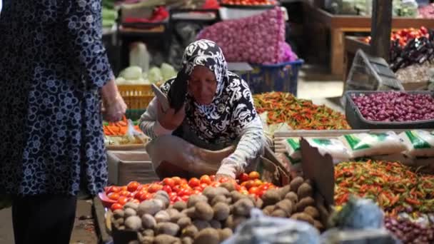 인도네시아 타라칸 08232023 인도네시아 여성은 전통적인 시장에서 람부탄 과일을 선택하고 — 비디오