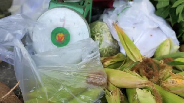 Рука Индонезийской Женщины Отбирает Сравнивает Кукурузу Традиционном Рынке Таракане Индонезия — стоковое видео