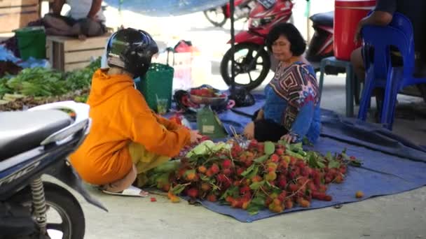 Tarakan Indonesië08232023 Een Indonesische Vrouw Kiest Rambutanvruchten Een Traditionele Natte — Stockvideo