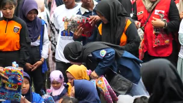 08102023 Indonesische Kinderen Vluchtelingenkamp Distributie Van Humanitair Voedsel Voor Brand — Stockvideo