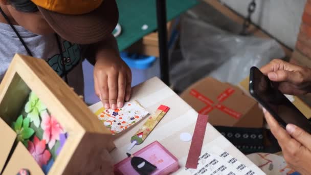 インドネシアの女性教師で 小さな男の子が紙で折り紙の工芸品を作りました — ストック動画