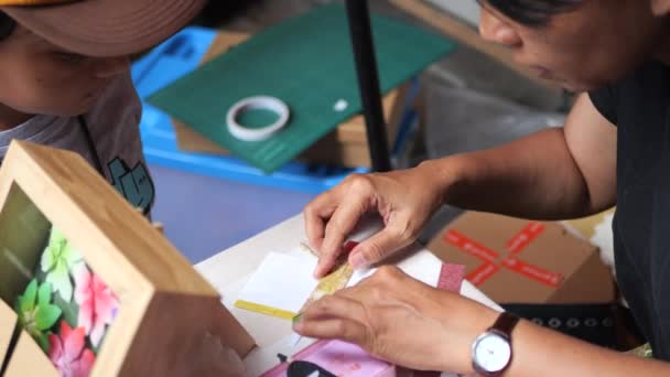 Tarakan Indonésie 2023 Indonéská Žena Učitel Malý Chlapec Dělat Origami — Stock video