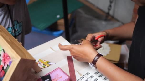 インドネシア タラカン タラカン 2023 インドネシアの女性教師で 紙で折り紙を作る少年 — ストック動画