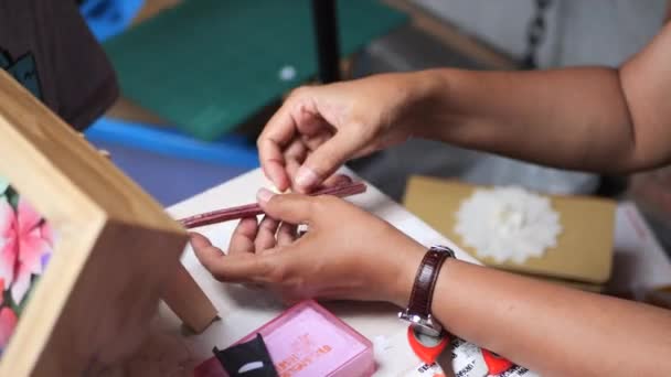 Таракан Індонезія 2023 Вчителька Індонезійської Жінки Маленький Хлопчик Робить Орігамі — стокове відео