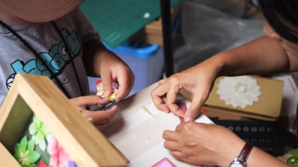 Tarakan Indonesia 2023 Ινδονησιακή Δασκάλα Και Μικρό Αγόρι Που Φτιάχνει — Αρχείο Βίντεο