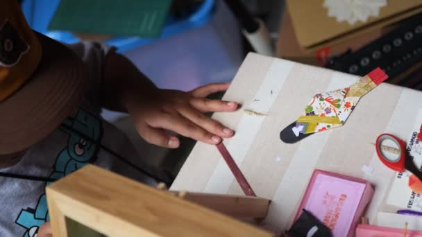 Tarakan Indonézia 2023 Egy Indonéz Tanárnő Kisfiú Origami Kézműves Papírból — Stock videók