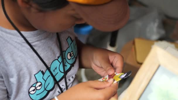 Tarakan Indonesia 2023 Indonesian Woman Teacher Little Boy Making Origami — Stock Video