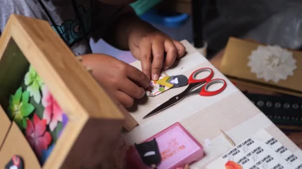 印度尼西亚塔拉坎 08年04月23日 一名印度尼西亚女教师和一名小男孩用纸做折纸工艺品 — 图库视频影像