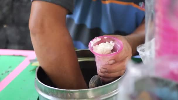 Puter Solo Seller는 고객에게 서비스를 제공합니다 전통적인 코코넛 아이스크림 사나디 — 비디오