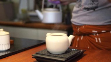 Endonezyalı bir çay ustasının elleri Solo, Endonezya 'daki yavaş barında çay yapıyor..