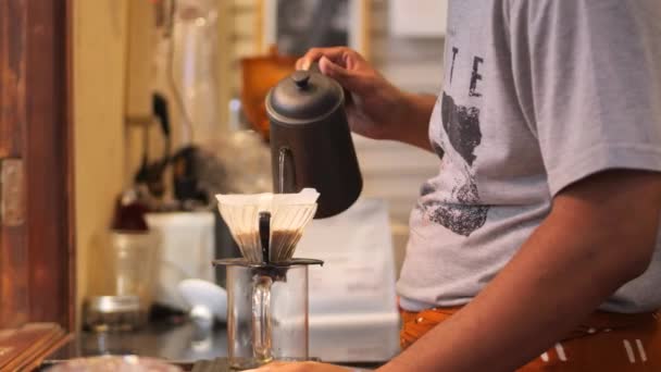 Ein Indonesischer Baristasa Bereitet Drip Brew Coffee Alternative Kaffeebrühmethode Bei — Stockvideo