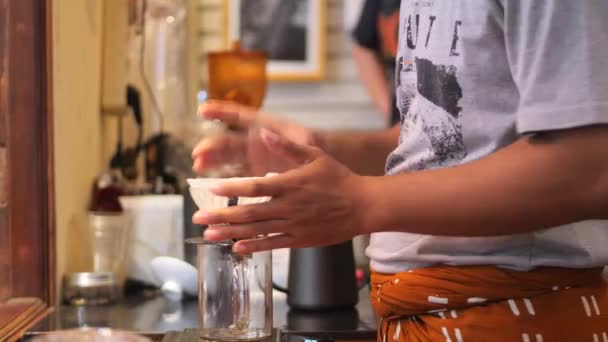 Indonéská Baristasa Připravující Kávu Drip Brew Alternativní Metoda Vaření Kávy — Stock video